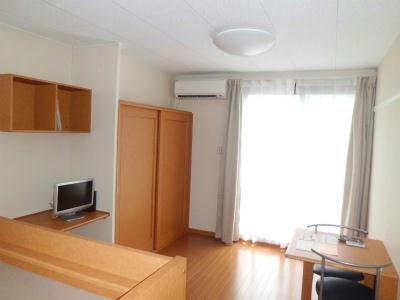 居室・リビング　明るい光が射し込む居室。