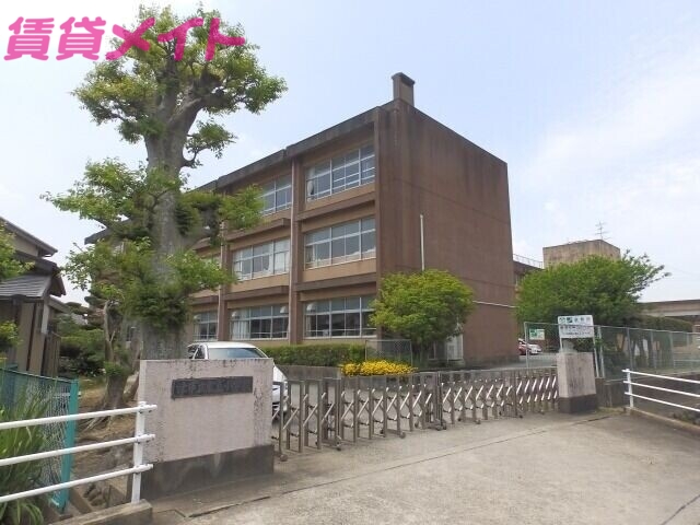 【津市栗真町屋町のマンションの小学校】