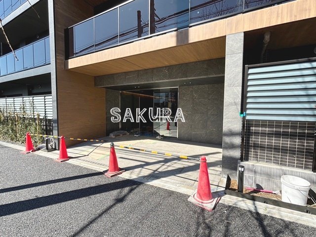 【横浜市緑区十日市場町のマンションのエントランス】