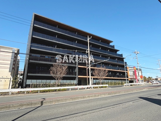 横浜市緑区十日市場町のマンションの建物外観