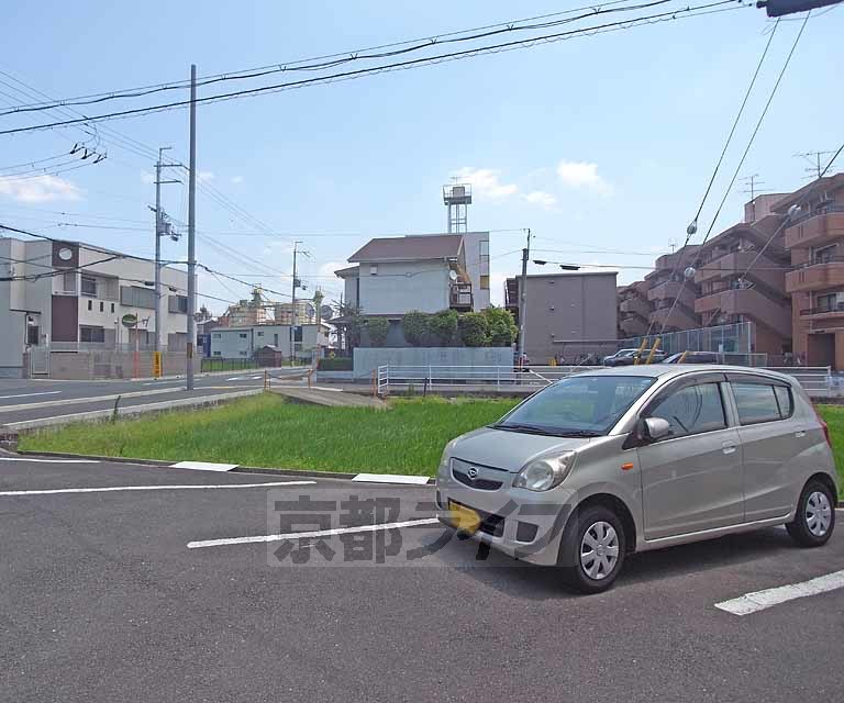 【向日市寺戸町のマンションの駐車場】