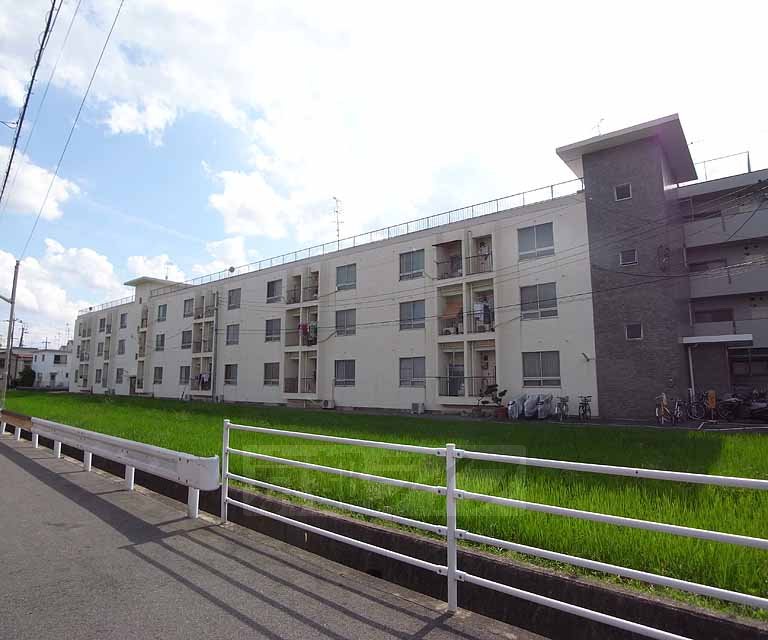 向日市寺戸町のマンションの建物外観