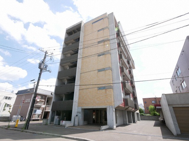 【札幌市北区北二十一条西のマンションの建物外観】