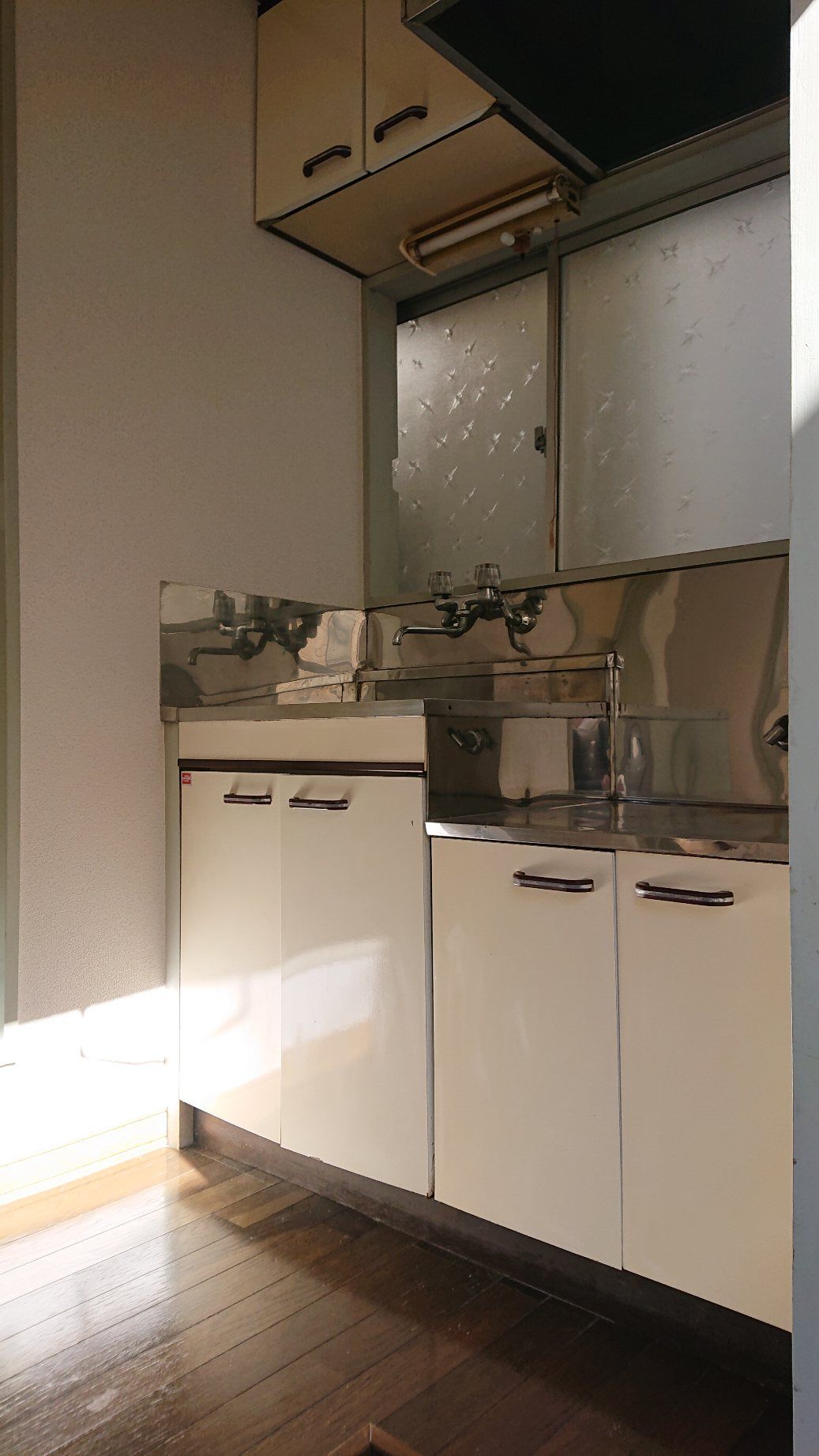 キッチン　コンパクトですが、２口ガスコンロの置けるタイプです。