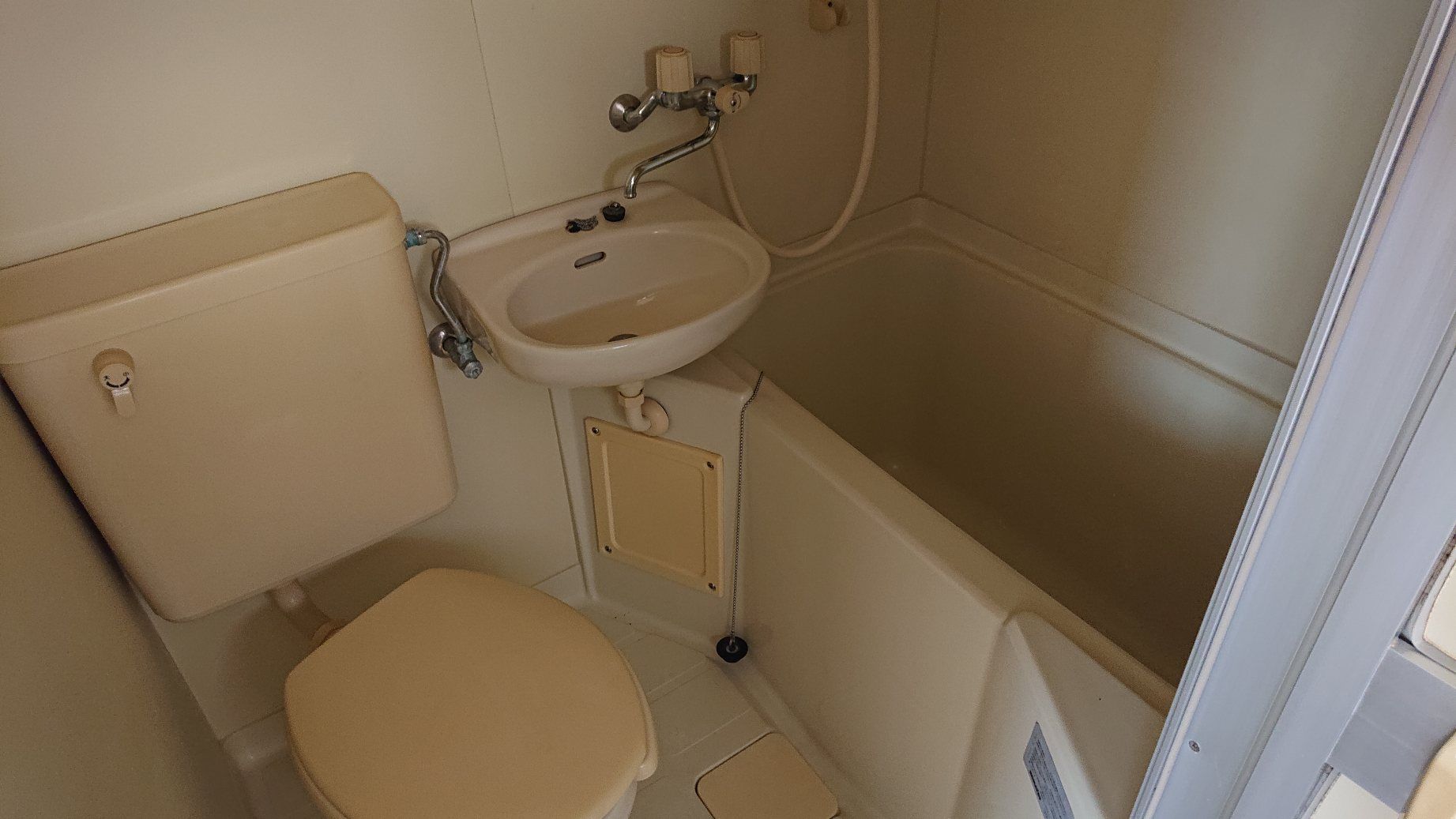 バス・シャワールーム　昔ながらの３点式のユニットバスです。