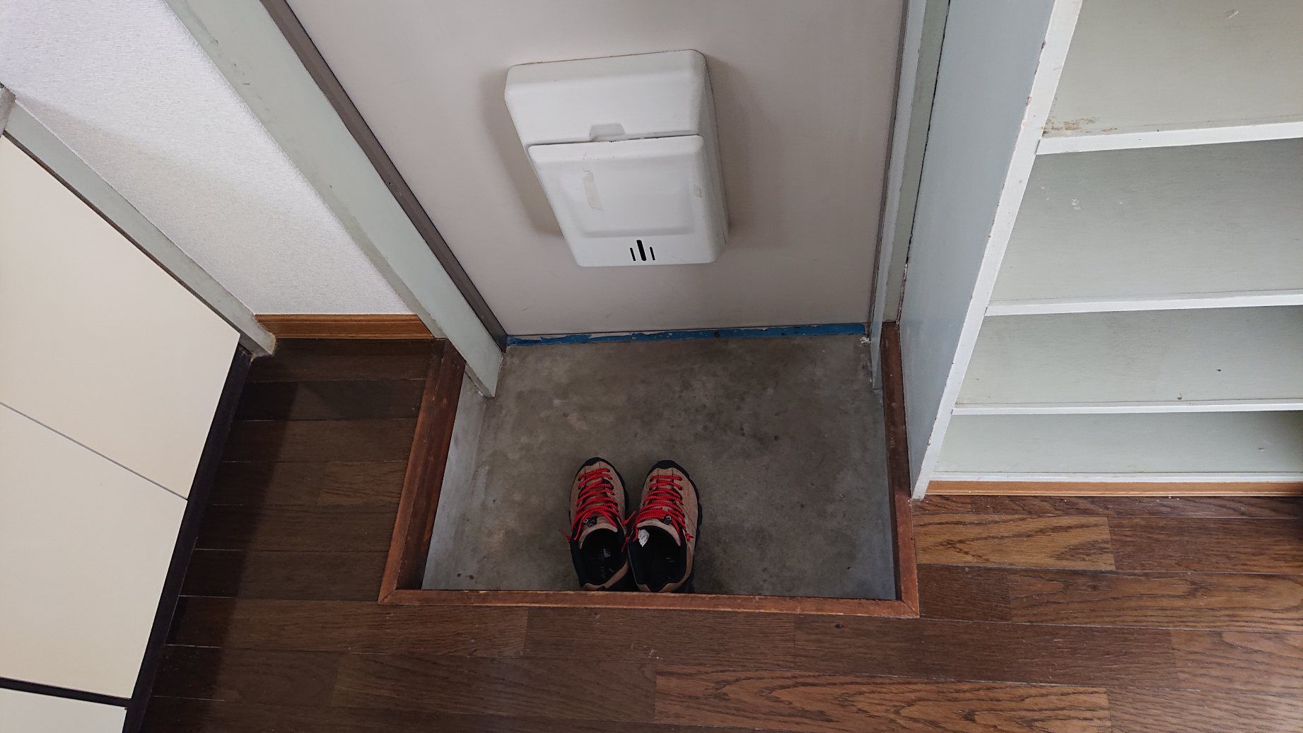 玄関　玄関は少々コンパクトな造りです。