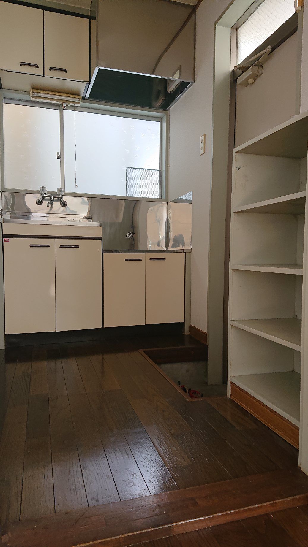 キッチン　洋室からキッチン方向を撮影したものです。