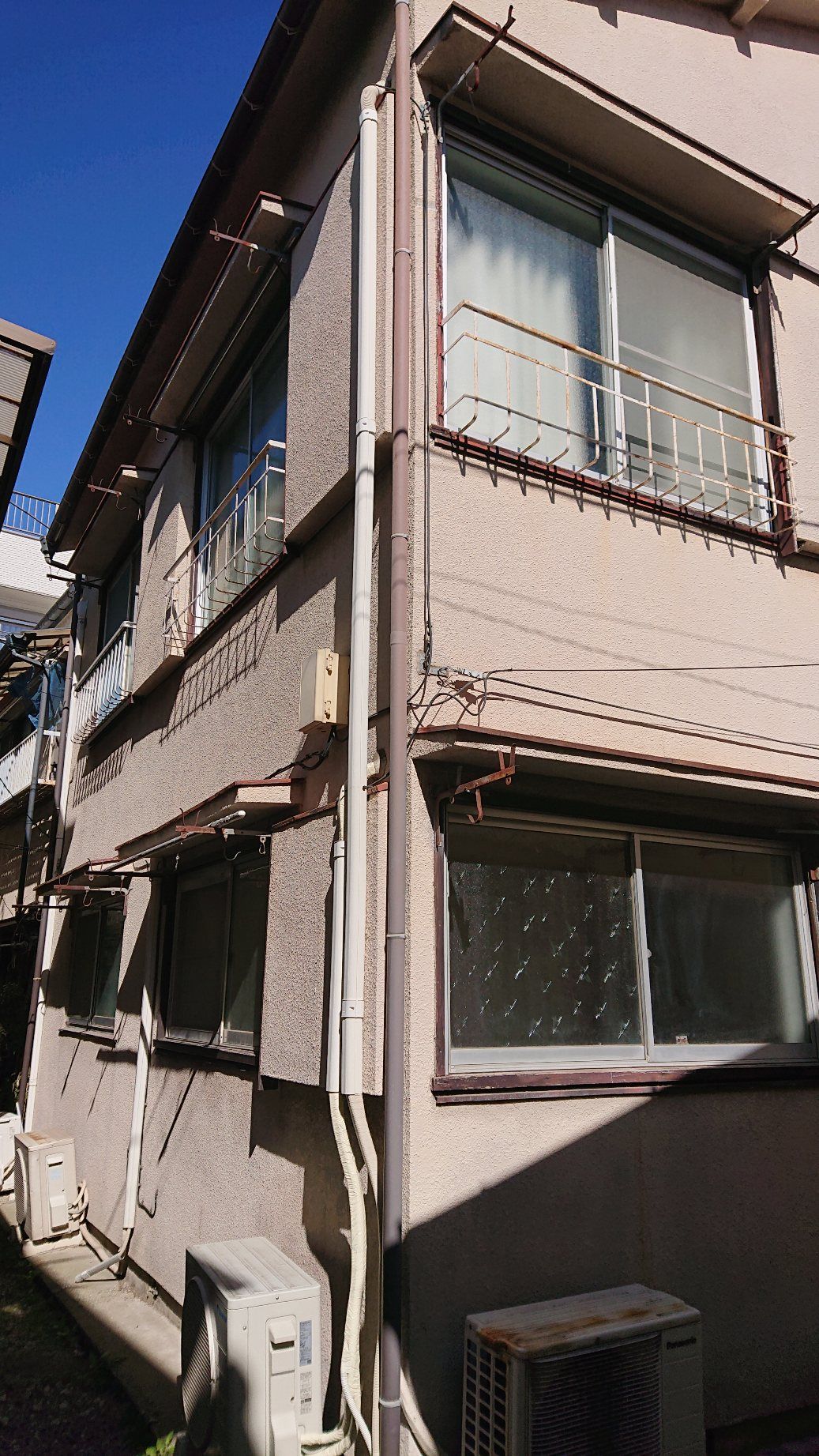 建物外観　周囲を住宅に囲まれた立地のため一部しか写せませんでした。