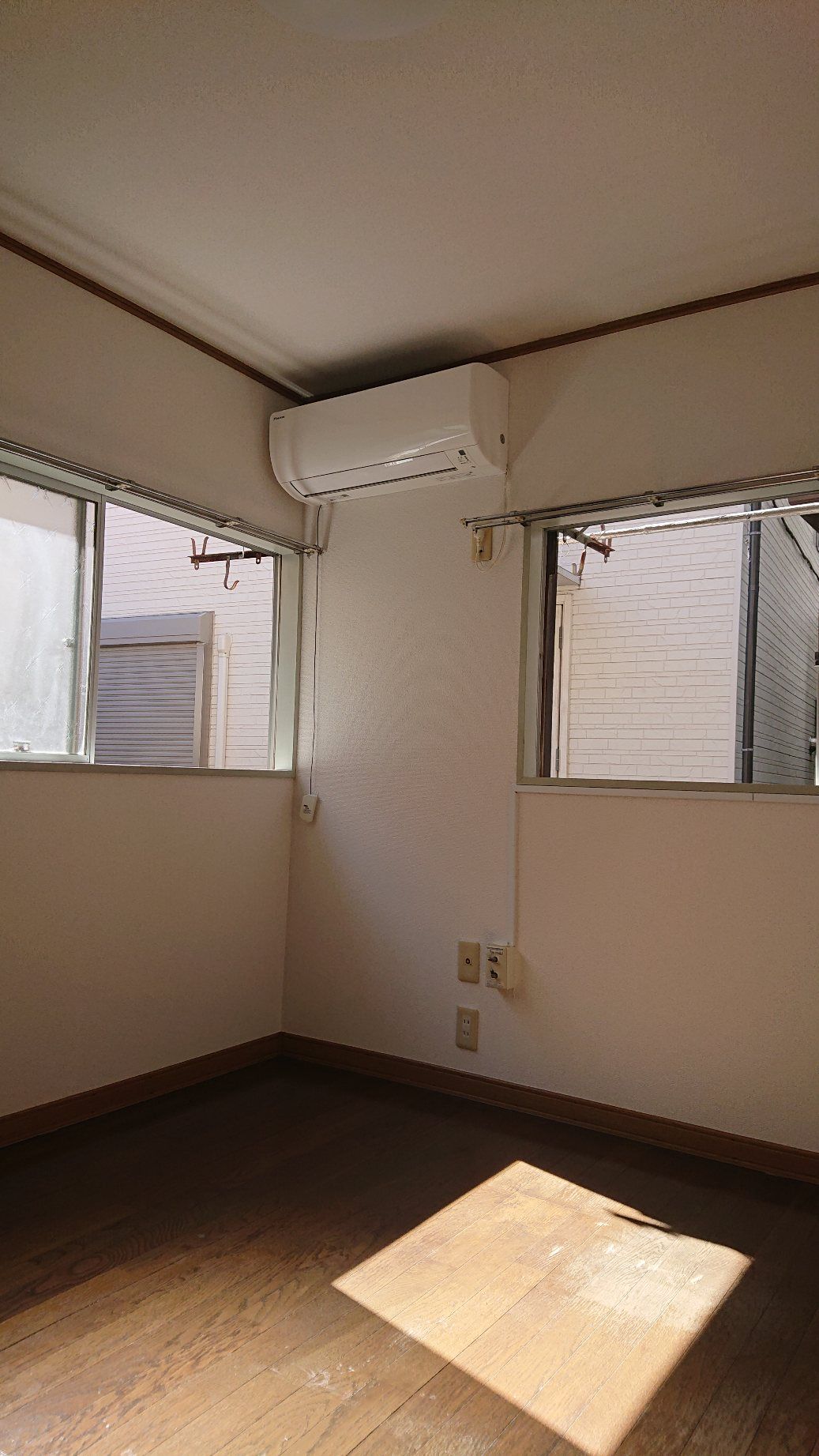 居室・リビング　周囲を住宅に囲まれた立地の１階のお部屋の割には明るいですよ。