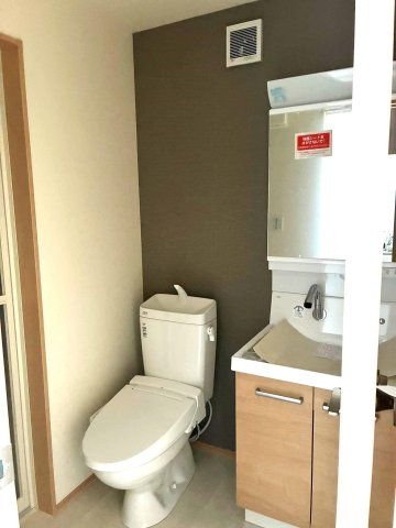 トイレ　洗浄付き暖房便座完備