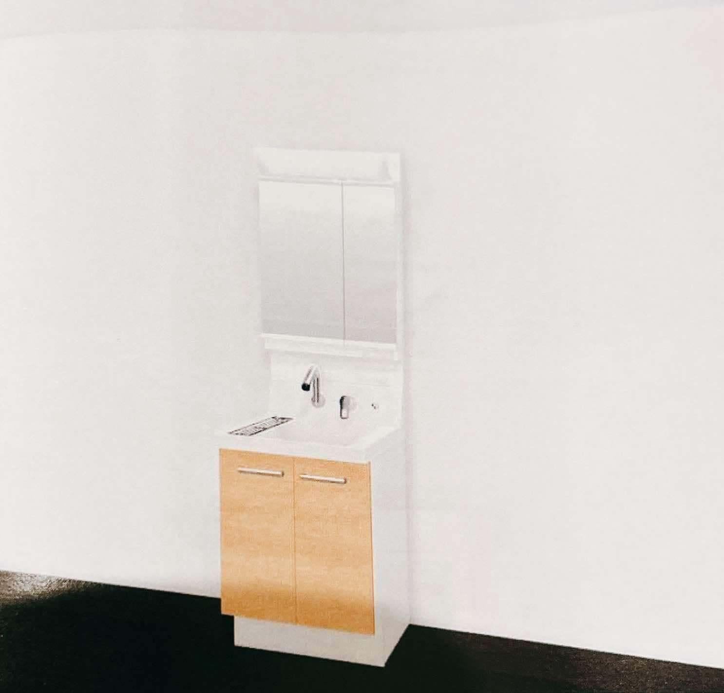 洗面設備　清潔感のある独立洗面台で、朝の身支度もしっかり整いますね。