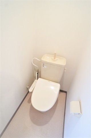 トイレ　落ち着いた色調のトイレです