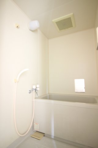 バス・シャワールーム　白くてきれいなお風呂です◎