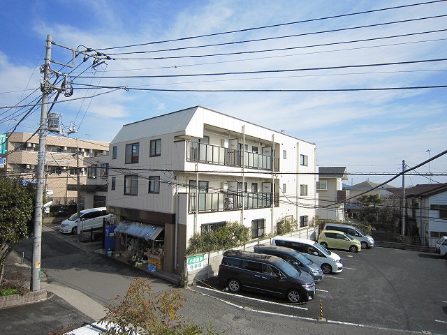 建物外観　三階角部屋で見晴らし良いです！