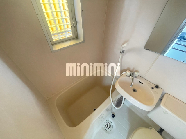 バス・シャワールーム　下駄箱です