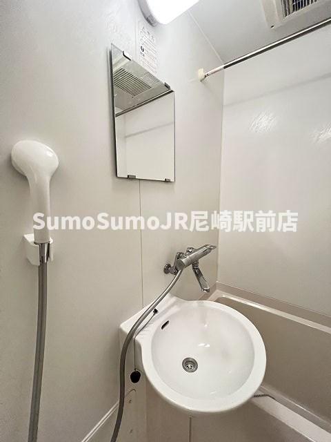 洗面設備　ゆったりとスペースのある洗面所