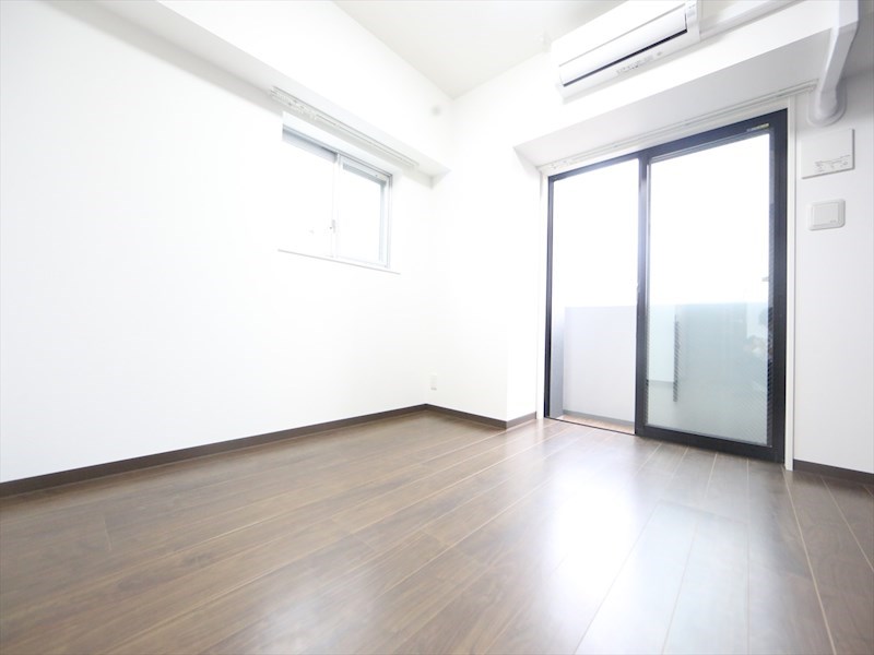 居室・リビング　洋室7.3帖　2面採光　エアコン完備　バルコニー