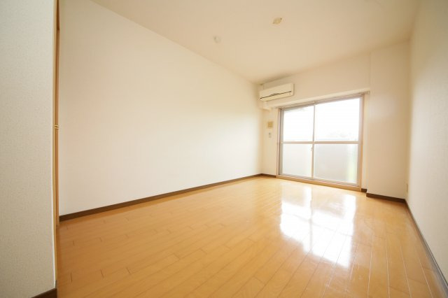 居室・リビング　8.4帖の明るい洋室