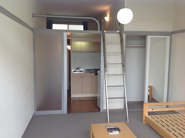 居室・リビング　広々とした居室空間。ロフト付き