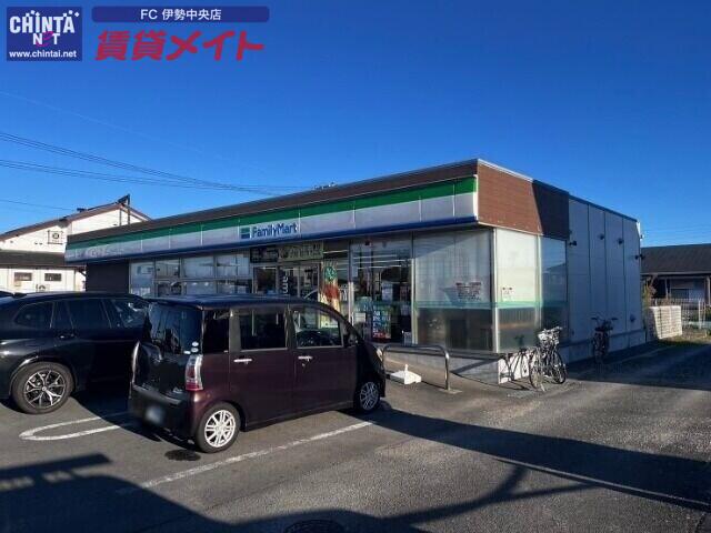 コンビニ　ファミリーマート伊勢上地店（コンビニ）まで404m