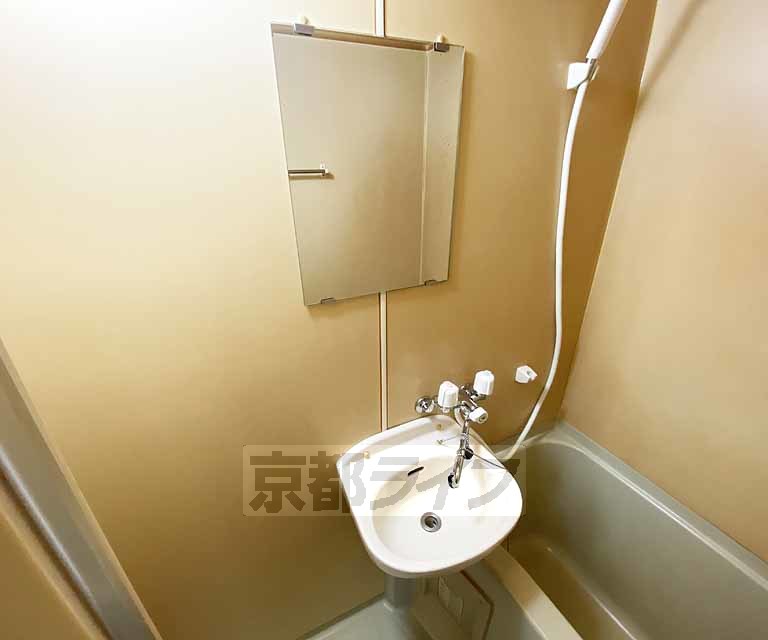 洗面設備　コンパクトな洗面所です。