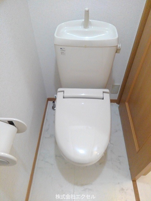 トイレ　温水洗浄便座です。