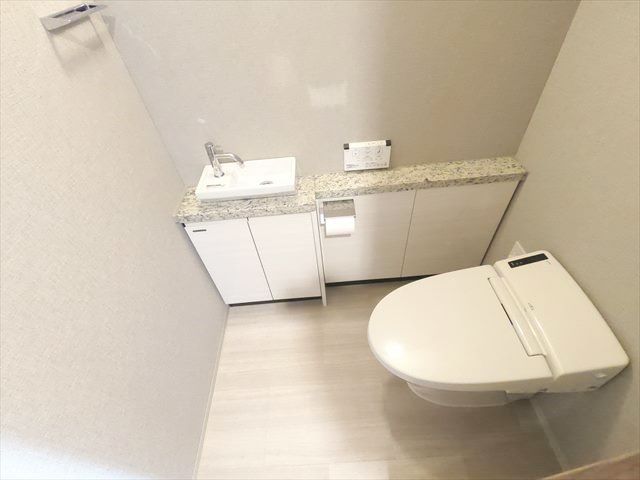 トイレ　手洗いシンク付きの綺麗なトイレ