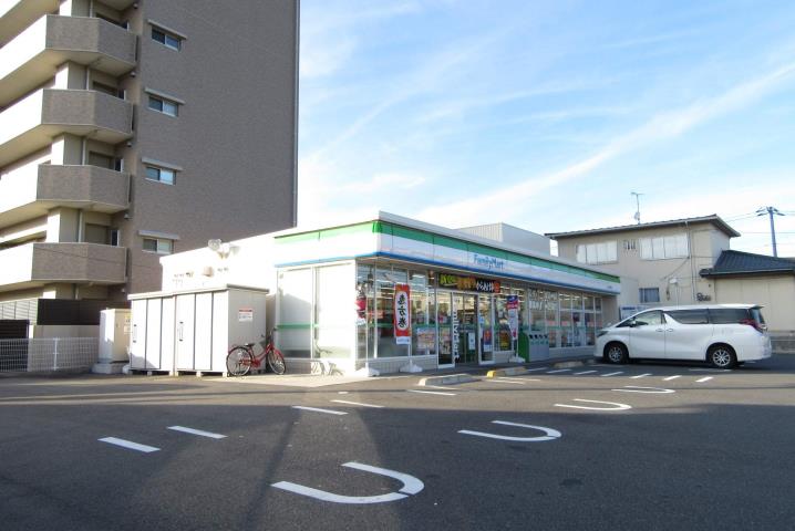 コンビニ　ファミリーマート松江黒田町店（コンビニ）まで700m