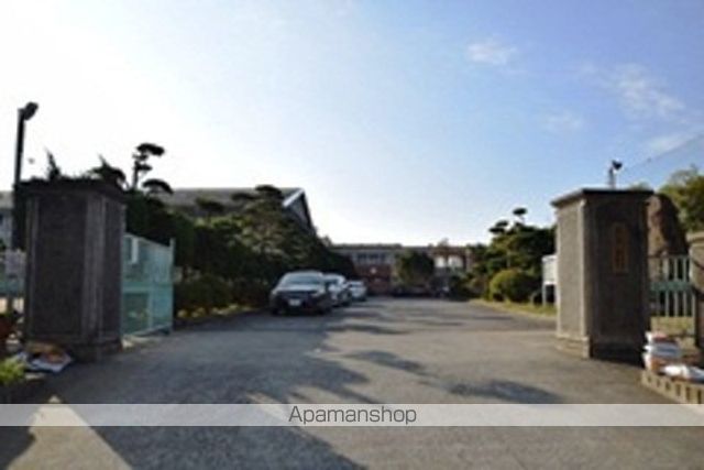 中学校　第三中学校（中学校）まで216m