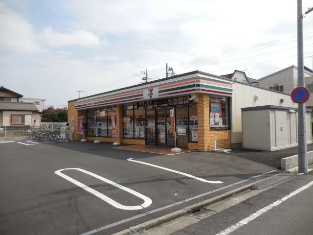 コンビニ　セブンイレブン（コンビニ）まで240m