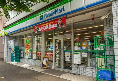 コンビニ　ファミリーマート本郷通店（コンビニ）まで124m