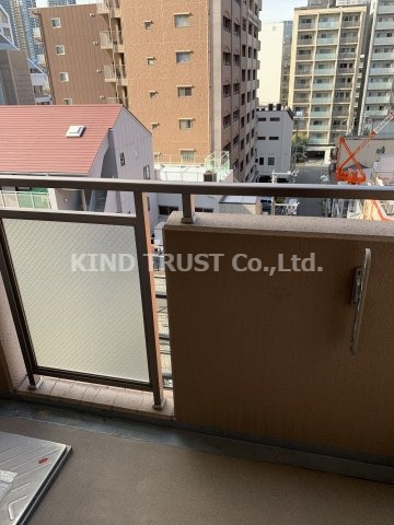 バルコニー　暖かな日差しのふりそそぐバルコニー