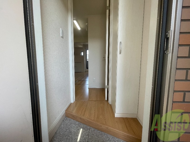 玄関　玄関にはシューズボックスが付いていて、収納としても使えますね