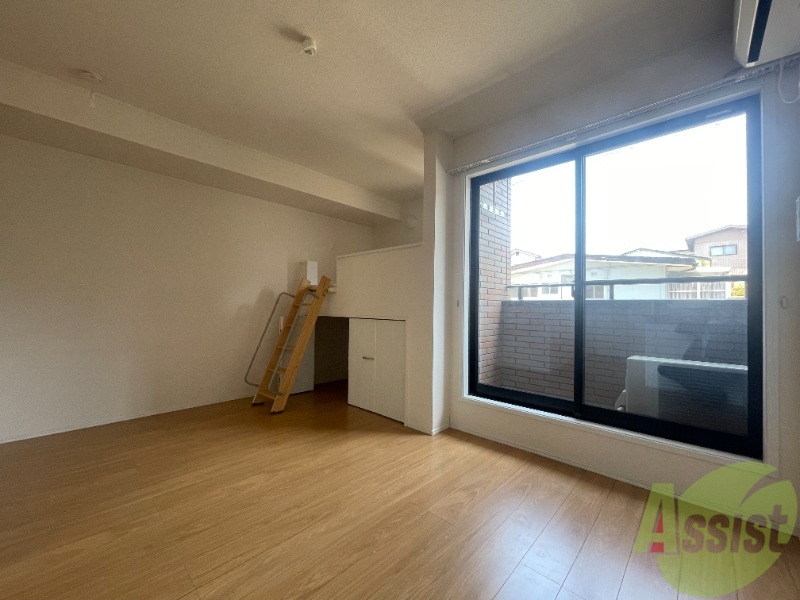 居室・リビング　大きな窓からの光で、明るいお部屋になっていますね。