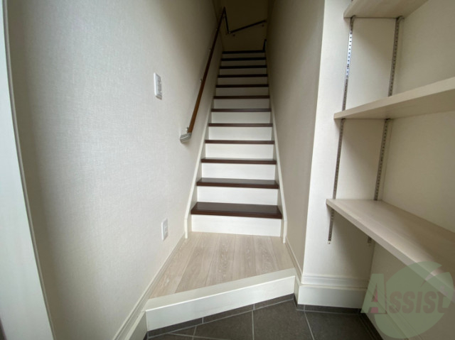 玄関　玄関から入ってすぐにお部屋が見えないので安心ですね。