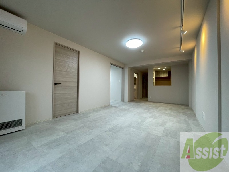 居室・リビング　日当たりが良くて心地よく過ごせそうなお部屋です。