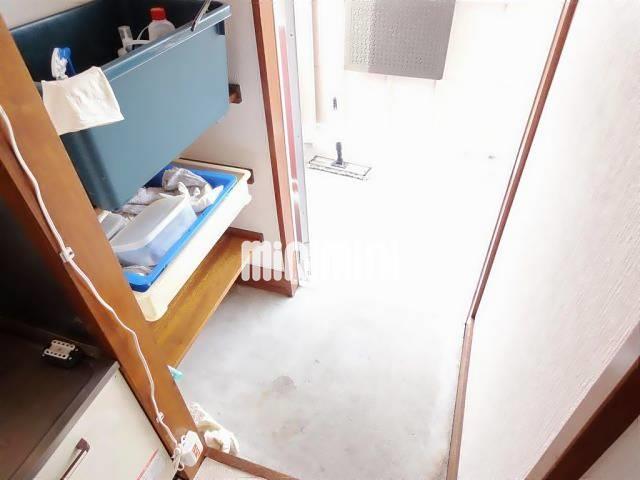 玄関　同物件別部屋のお写真となります。