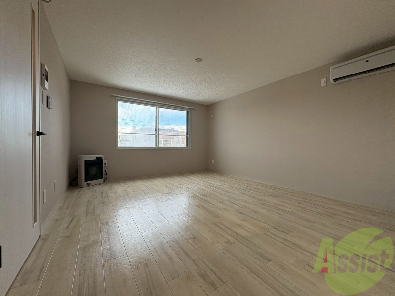 居室・リビング　木目のフローリングは落ち着きのある印象のお部屋になりますね。