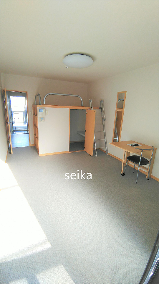 居室・リビング　1階はフローリング、2階以上はカーペットタイプとなります。