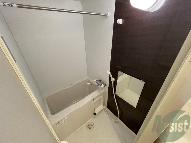 バス・シャワールーム　バスルームはこちらです。広々としてゆったり休めます。