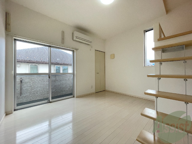 居室・リビング　６．３帖の洋室です。広々として、きれいですね。