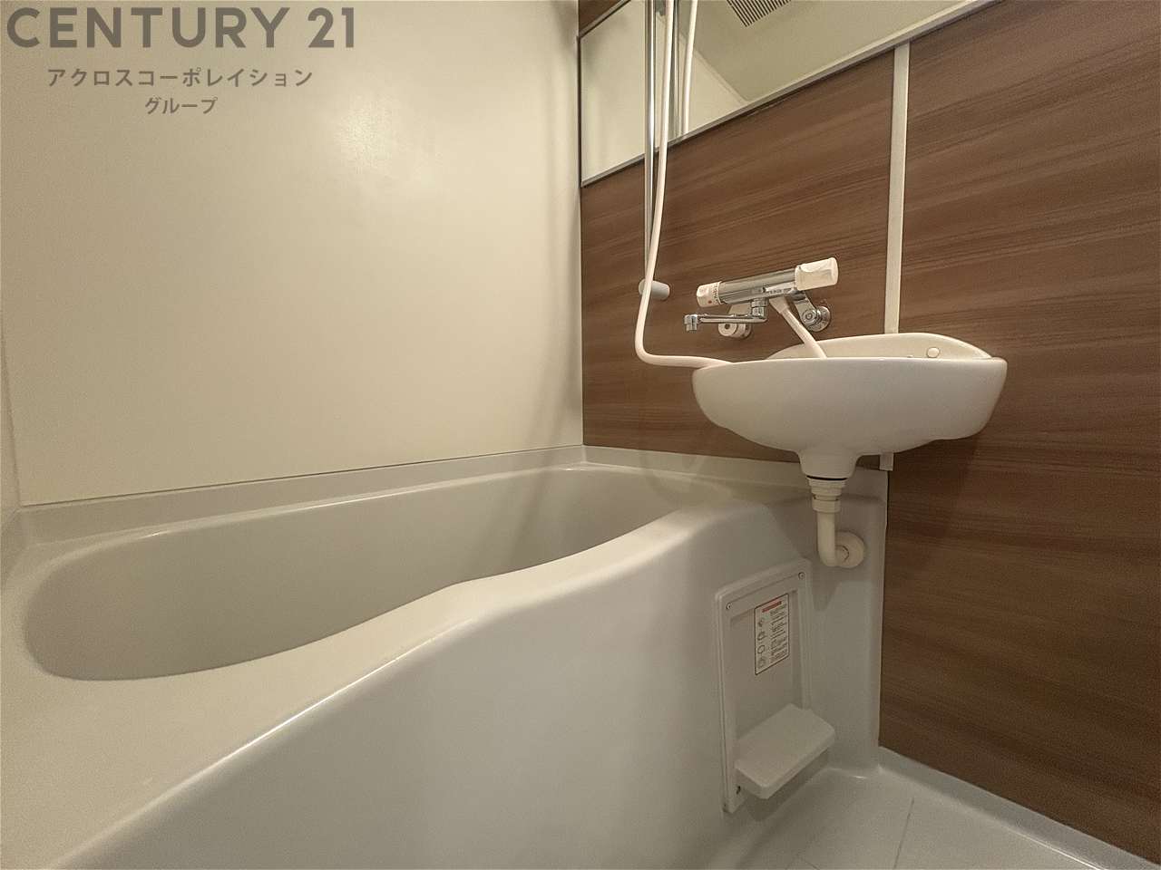 バス・シャワールーム　洗面台のある清潔感のある浴室です