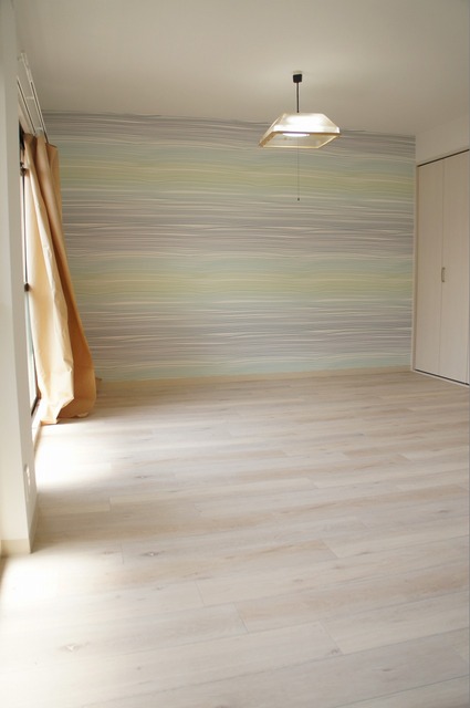 居室・リビング　アクセントクロスがオシャレを演出♪