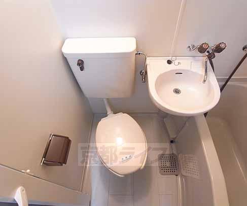 トイレ　ユニットバスなのでトイレ掃除が楽です。