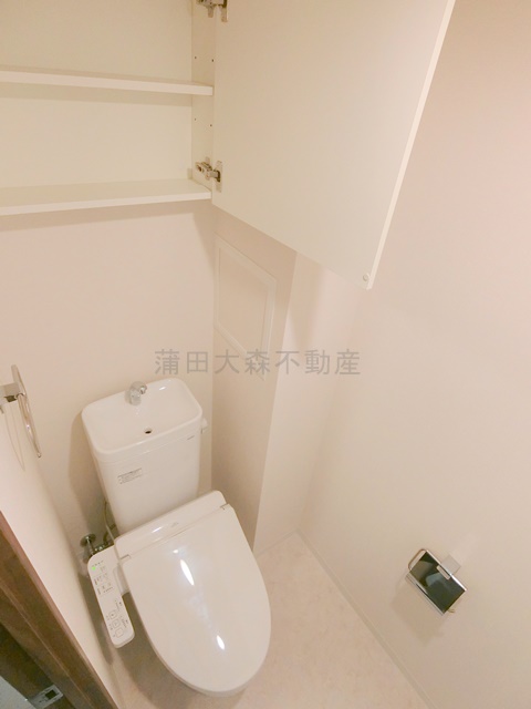 トイレ　棚収納と温水洗浄便座付きのトイレ