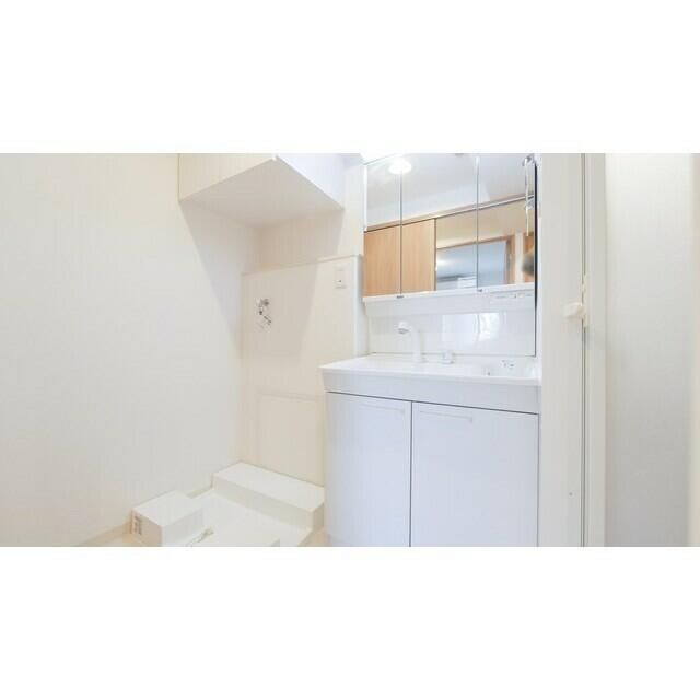 洗面設備　明るい洗面所です