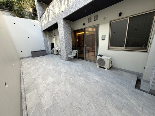 その他　テラス（退去前）※家具・什器は撤去いたします。