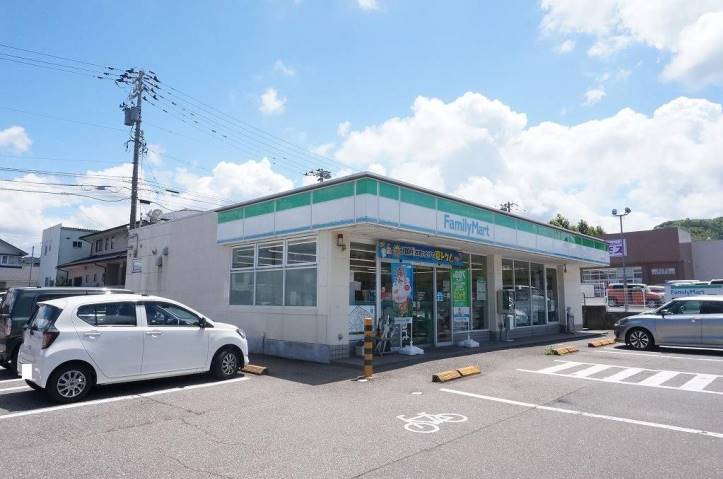 コンビニ　ファミリーマート（コンビニ）まで211m