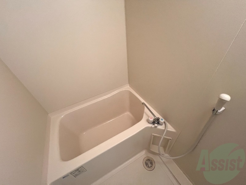 バス・シャワールーム　浴室はシンプル。一人暮らしのサイズ感になります。