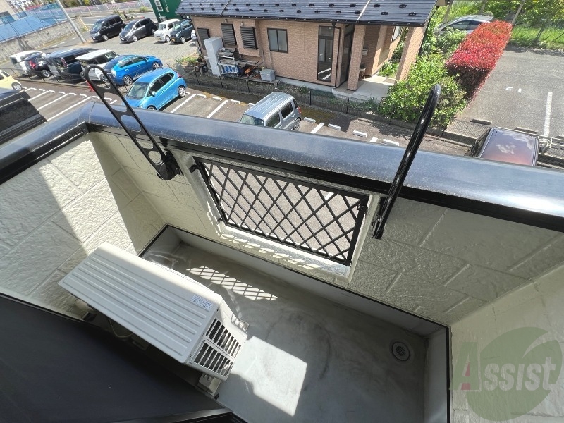 バルコニー　バルコニーは広々としていて洗濯物を干すには十分です。